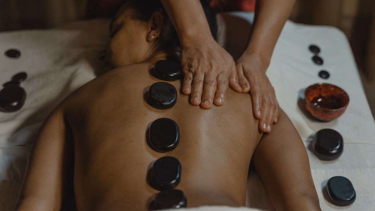Обзор спа-программ и массажных техник от тайских мастеров в Siam SPA (Владивосток)